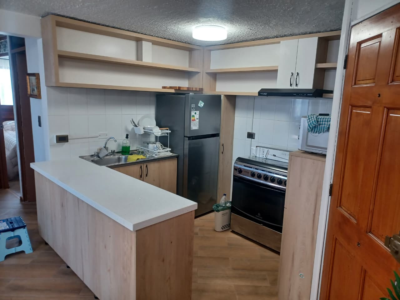 Cocina a medida terminada en Concón — vista panorámica de todos los muebles en melamina