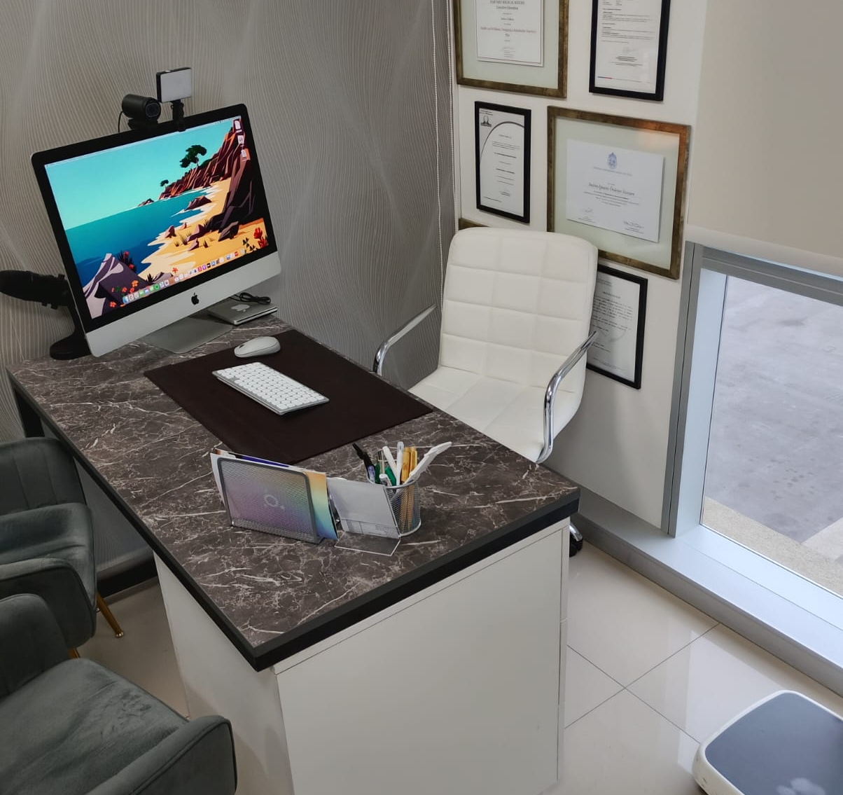 Escritorio de recepción a medida instalado en oficina