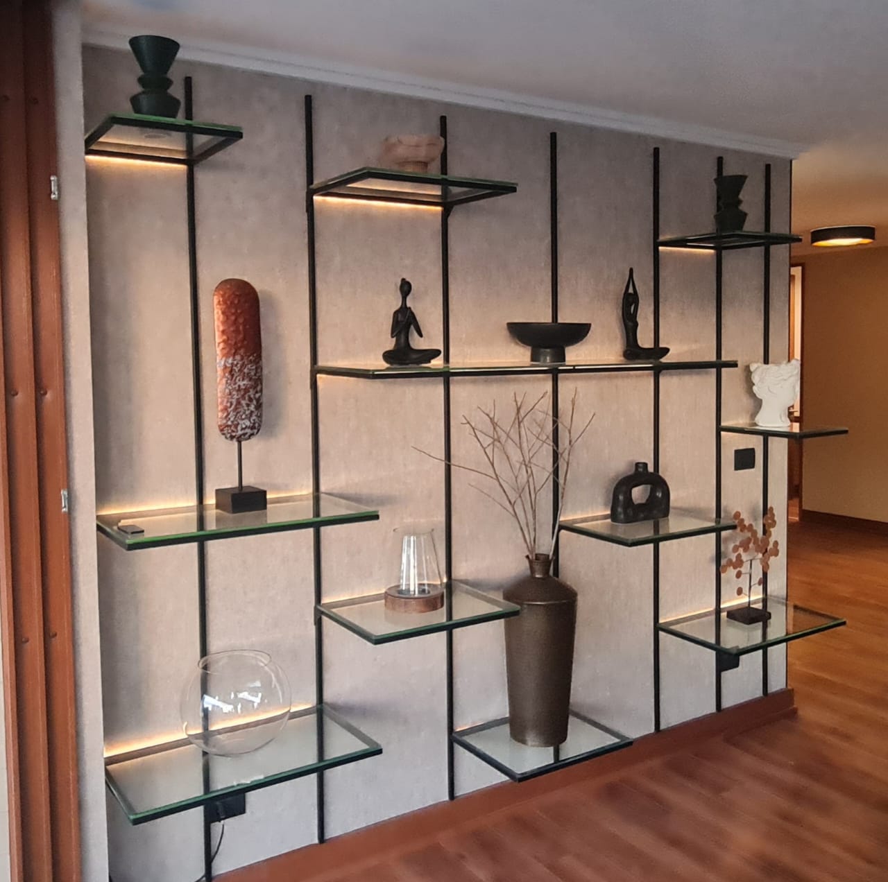 Mueble a medida para living room con luces led y estantes de vidrio